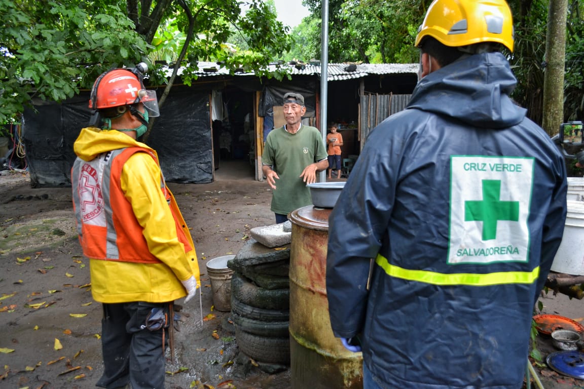 Más de 180 familias en Nejapa fueron evacuadas por autoridades ante la llegada de ETA mas-de-180-familias-en-nejapa-fueron-evacuadas-por-autoridades-ante-la-llegada-de-eta